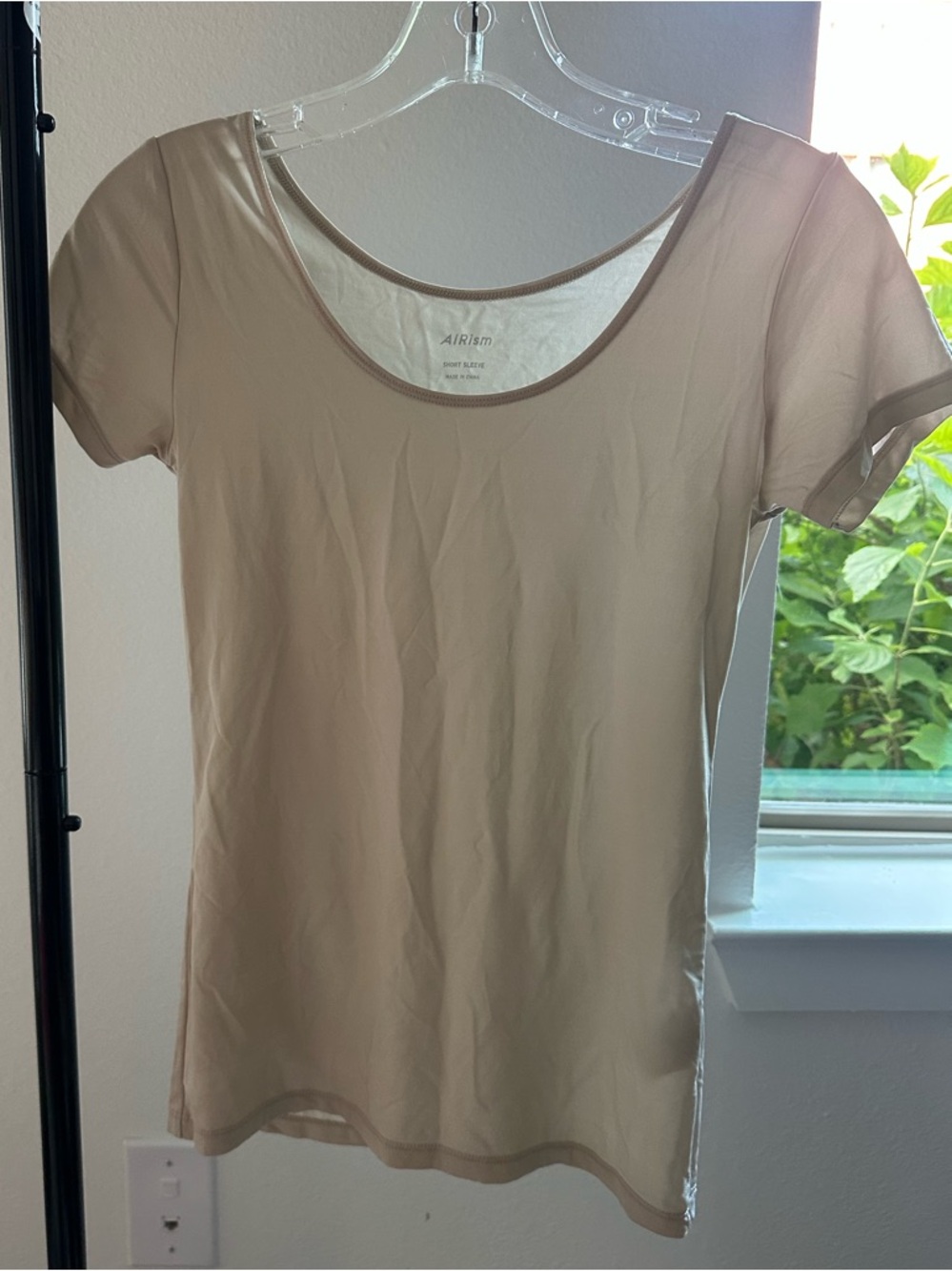 Uniqlo AIRism Scoop Neck Tee in Beige size small